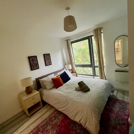 Modern Two Bedroom Two Bath Opp Tube Station London Exterior photo