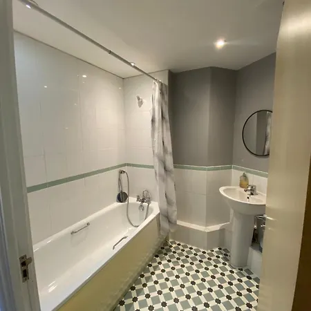 Modern Two Bedroom Two Bath Opp Tube Station London Exterior photo