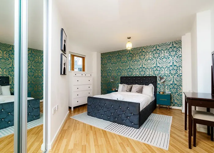 Modern Two Bedroom Two Bath Opp Tube Station