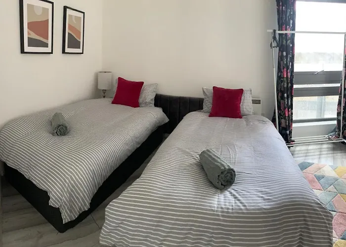 Modern Two Bedroom Two Bath Opp Tube Station