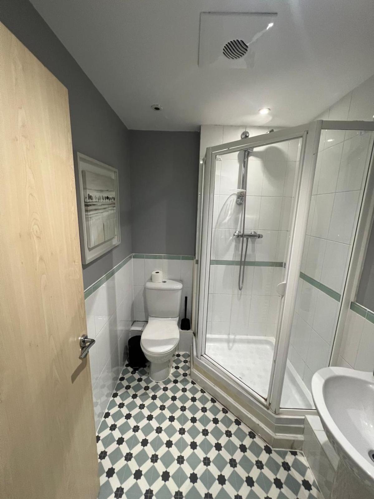 Appartamento Modern Two Bedroom Two Bath Opp Tube Station