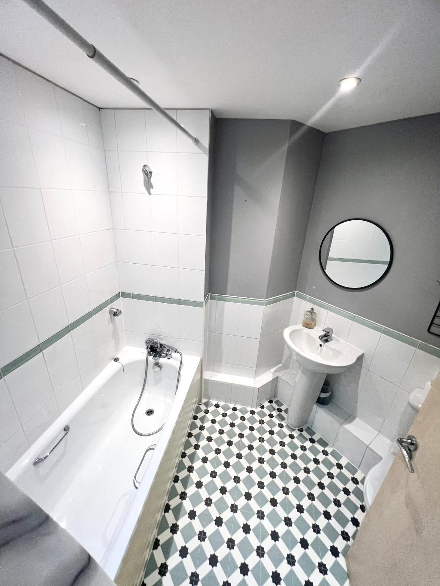 Appartamento Modern Two Bedroom Two Bath Opp Tube Station Londra